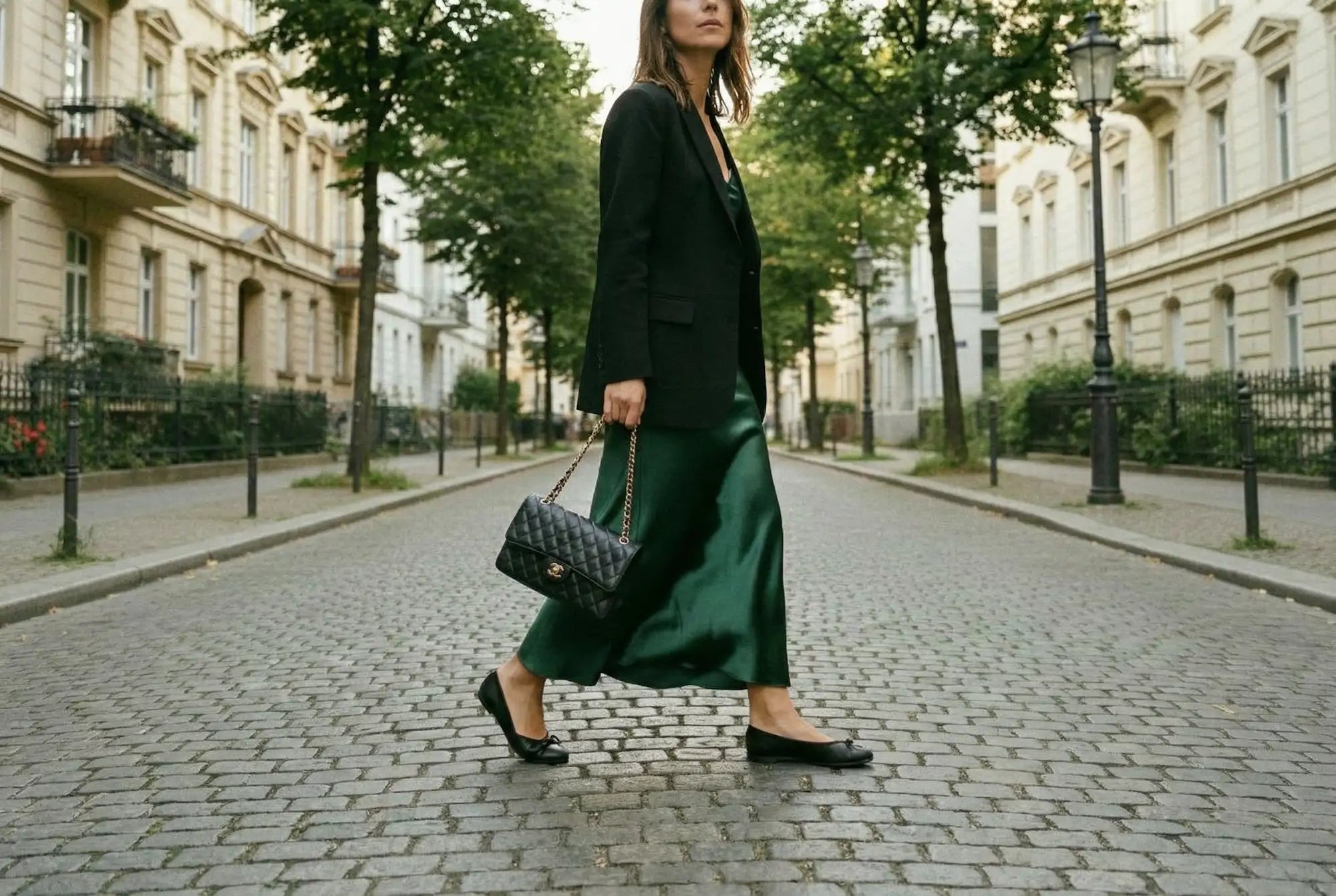 Vintage Chanel Classic Flap schwarz in Hand — Ásette kuratierter Resale