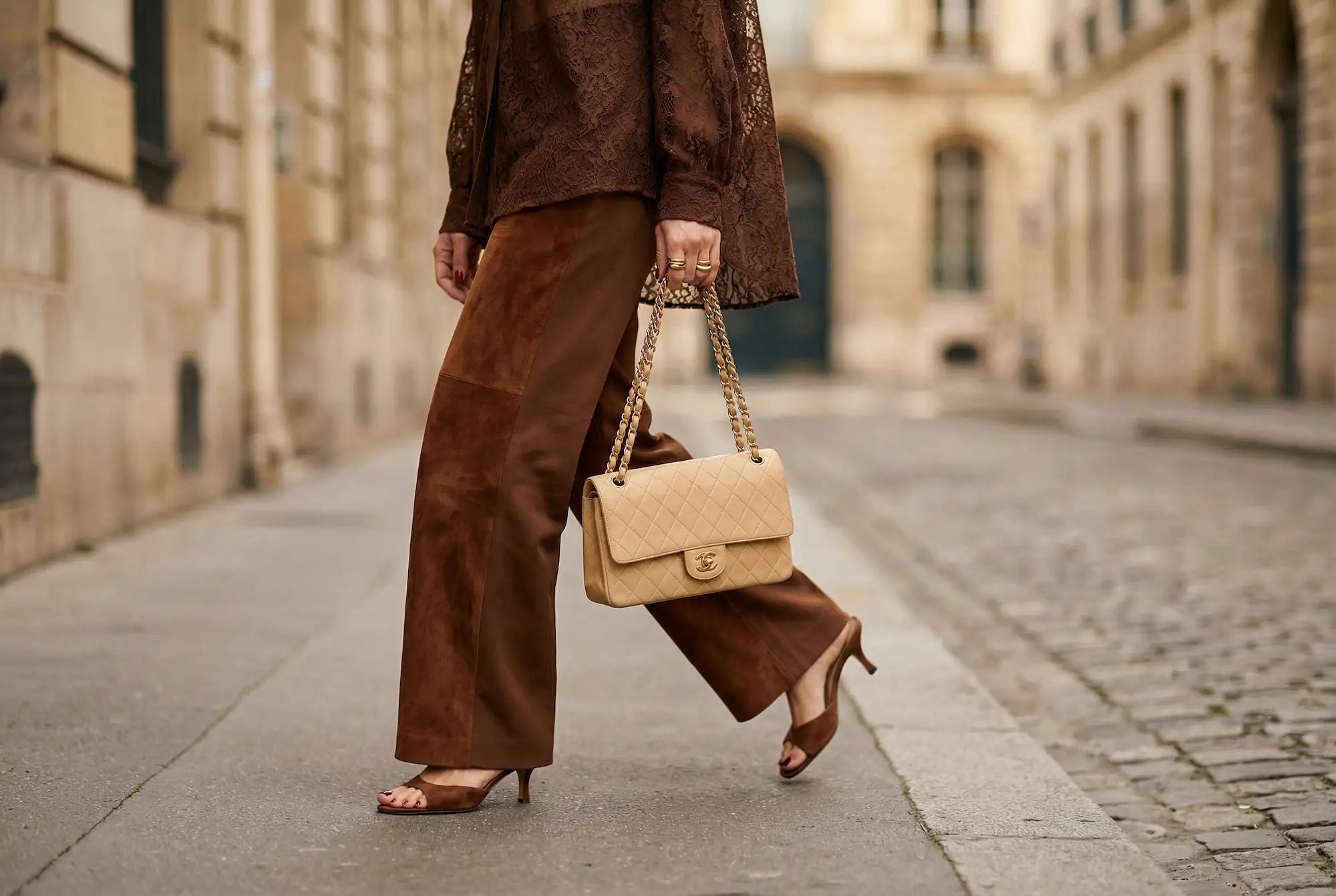 Vintage Chanel Tasche beige in Hand — Geliebt, getragen, weitergegeben